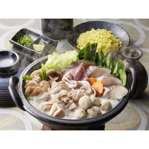 北海道産鶏もも肉と魚介を使った鶏白湯鍋(トリパイタンナベ)
