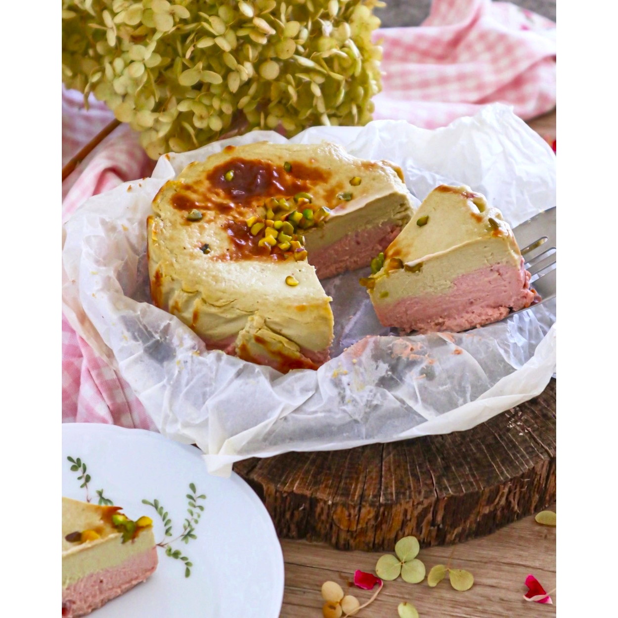 「MAHOROWA」ミルク濃厚バスクチーズケーキ(ピスタチオいちご)